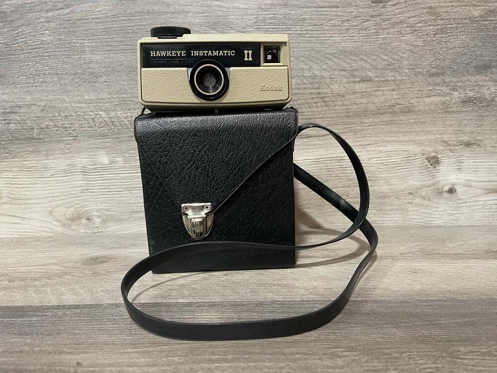 Vintage Kodak Hawkeye Instamatic II 126 Film Camera USA Beige w/ Case Untested